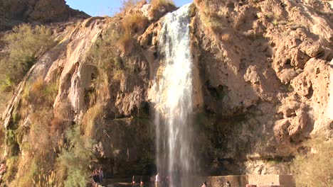 Menschen-Baden-Unter-Einem-Großen-Wasserfall-Mit-Heißem-Wasser-In-Einem-Resort-Am-Toten-Meer-In-Jordanien