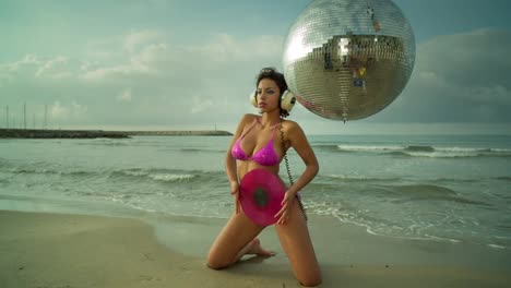 Mujer-bailando-en-la-playa-29