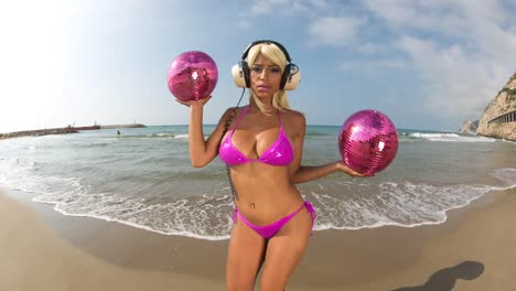 Mujer-bailando-en-la-playa-Bolas-de-discoteca-0