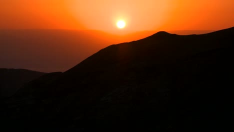 Ein-Schöner-Allgemeiner-Sonnenuntergang-Hinter-Einem-Silhouettierten-Berg