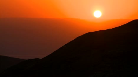 Ein-Schöner-Allgemeiner-Sonnenuntergang-Hinter-Einem-Silhouettierten-Berg-1