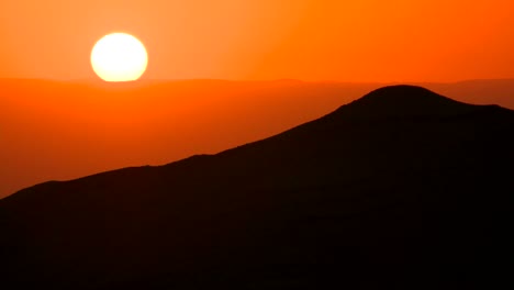 Ein-Schöner-Allgemeiner-Sonnenuntergang-Hinter-Einem-Silhouettierten-Berg-2