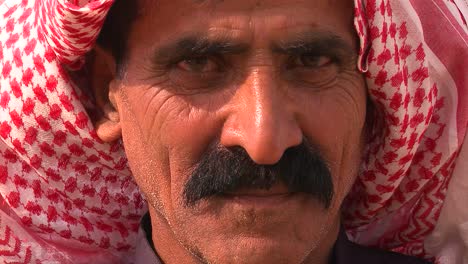 Nahaufnahme-Eines-Gesichts-Eines-Palästinensischen-Beduinen-Mit-Kopftuch-1