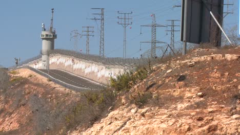 Wachtürme-überwachen-Aktivitäten-Entlang-Der-Neuen-Westbank-Barriere-Zwischen-Israel-Und-Den-Palästinensischen-Territorien