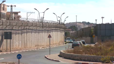Autos-Fahren-Entlang-Der-Neuen-Westbank-Barriere-Zwischen-Israel-Und-Den-Palästinensischen-Gebieten-1