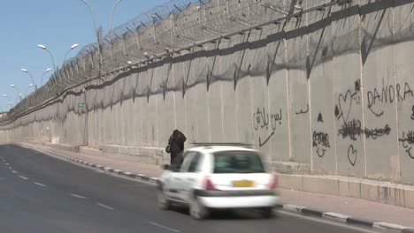 Una-Mujer-Musulmana-Camina-A-Lo-Largo-De-La-Nueva-Barrera-De-Cisjordania-Entre-Israel-Y-Los-Territorios-Palestinos.