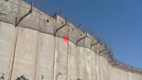 Stacheldraht-Schmückt-Die-Spitze-Der-Neuen-Westbank-Barriere-Zwischen-Israel-Und-Den-Palästinensischen-Territorien