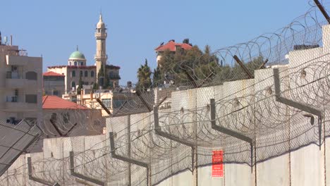 Stacheldraht-Schmückt-Die-Spitze-Der-Neuen-Westbank-Barriere-Zwischen-Israel-Und-Den-Palästinensischen-Gebieten-2