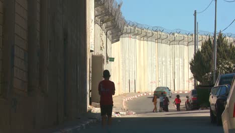 Kinder-Laufen-Und-Spielen-Entlang-Der-Basis-Der-Neuen-Westbank-Barriere-Zwischen-Israel-Und-Den-Palästinensischen-Territorien