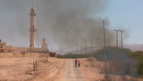 Ein-Feuer-Brennt-Auf-Einer-Einsamen-Straße-In-Der-Nähe-Einer-Moschee-In-Den-Palästinensischen-Gebieten