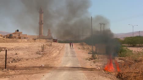 Un-Incendio-Arde-En-Una-Carretera-Solitaria-Cerca-De-Una-Mezquita-En-Los-Territorios-Palestinos-1