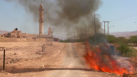 Un-Incendio-Arde-En-Una-Carretera-Solitaria-Cerca-De-Una-Mezquita-En-Los-Territorios-Palestinos-2