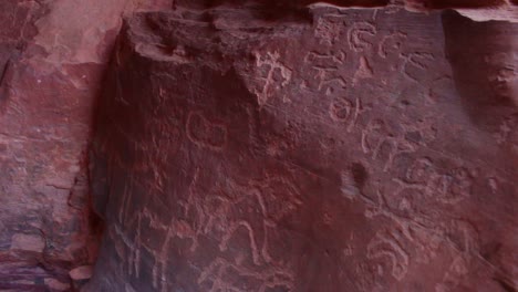 Petroglifos-Antiguos-Y-Misteriosos-Adornan-Las-Paredes-De-Una-Cueva-En-El-Desierto-De-Arabia,-Cerca-De-Wadi-Rum-Jordania