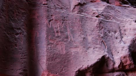 Petroglifos-Antiguos-Y-Misteriosos-Adornan-Las-Paredes-De-Una-Cueva-En-El-Desierto-De-Arabia,-Cerca-De-Wadi-Rum-Jordan-1
