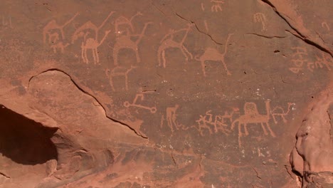 Petroglifos-Antiguos-Y-Misteriosos-Representan-Humanos-Y-Camellos-En-El-Desierto-De-Arabia,-Cerca-De-Wadi-Rum-Jordania