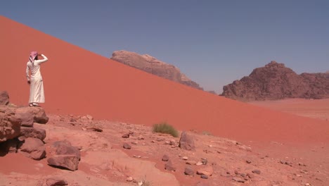 Ein-Arabischer-Mann-Blickt-über-Die-Saudische-Wüste-Von-Wadi-Rum-Jordanien