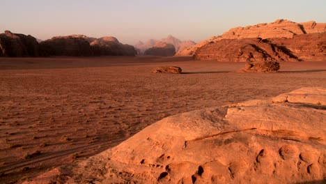 Eine-Weitläufige-Aufnahme-Der-Weiten-Wüstensande-Des-Wadi-Rum-Jordan