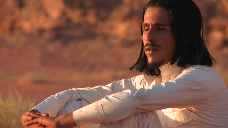 Un-Hombre-Beduino-Se-Sienta-Y-Contempla-El-Desierto-1
