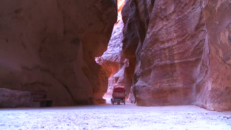 Ein-Pferdewagen-Fährt-Durch-Die-Engen-Schluchten,-Die-Nach-Petra-Jordanien-Führen