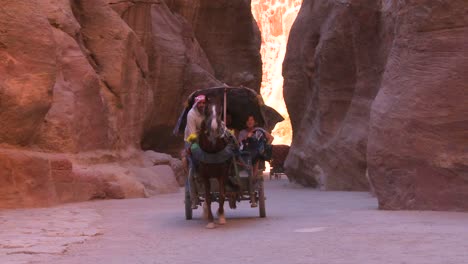 Ein-Pferdewagen-Fährt-Durch-Die-Engen-Schluchten,-Die-Nach-Petra-Jordanien-Führen-1