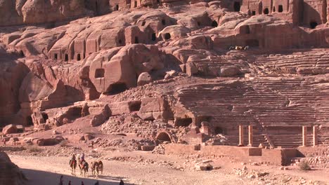 Menschen-Reiten-Auf-Eseln-Und-Kamelen-In-Der-Nähe-Des-Antiken-Amphitheaters-In-Den-Antiken-Nabatäischen-Ruinen-Von-Petra-Jordan-1-J