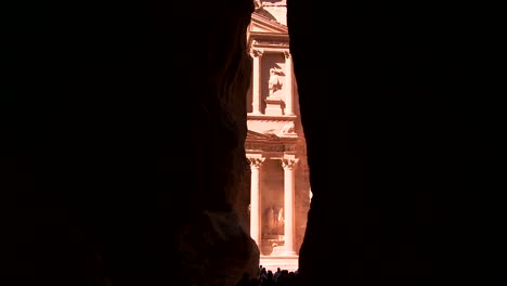 Blick-Auf-Die-Fassade-Des-Treasury-Gebäudes-In-Den-Alten-Nabatäer-Ruinen-Von-Petra-Jordan-Durch-Den-Engen-Canyon-Eingang