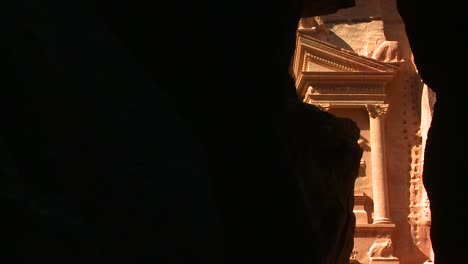 Blick-Auf-Die-Fassade-Des-Treasury-Gebäudes-In-Den-Antiken-Nabatäer-Ruinen-Von-Petra-Jordan-Durch-Den-Schmalen-Canyon-Eingang