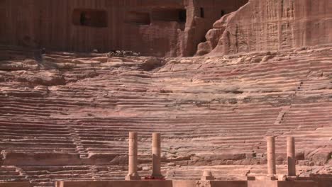 Ovejas-Y-Cabras-Caminan-Alrededor-Del-Antiguo-Anfiteatro-En-Petra,-Jordania