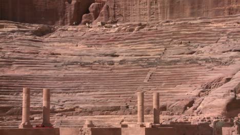 Ovejas-Y-Cabras-Caminan-Alrededor-Del-Antiguo-Anfiteatro-En-Petra-Jordan-1