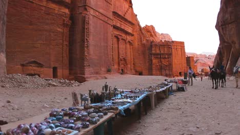 Se-Venden-Recuerdos-En-La-Antigua-Ciudad-Nabatea-De-Petra-En-Jordania.