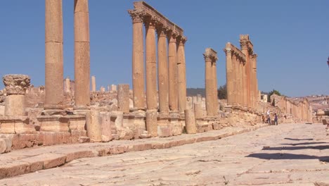 Una-Antigua-Calzada-Romana-A-Través-De-Las-Ruinas-De-Jerash-En-Jordania-1