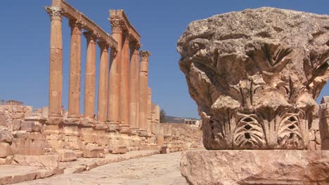 Una-Antigua-Calzada-Romana-A-Través-De-Las-Ruinas-De-Jerash-En-Jordania-2