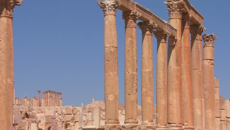 Pilares-Romanos-Contra-El-Cielo-En-Jerash-Jordania