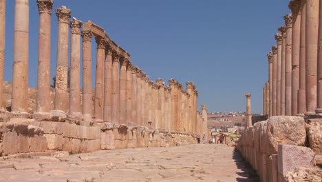 Römische-Säulen-Stehen-Entlang-Einer-Steinstraße-Durch-Jerash-Jordanien