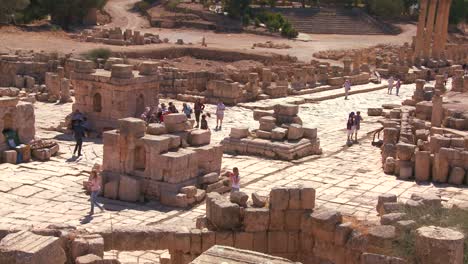 Touristen-Gehen-Zwischen-Den-Ruinen-Von-Jerash-Jordan