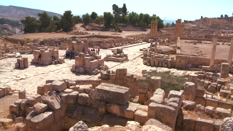 Touristen-Gehen-Zwischen-Den-Ruinen-Von-Jerash-Jordan-1