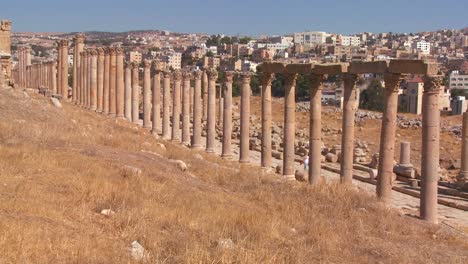 Die-Römischen-Säulen-Von-Jerash-Mit-Dem-Modernen-Stadthintergrund-1