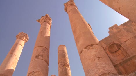 Ein-Niedriger-Winkel-Mit-Blick-Auf-Säulen-In-Der-Römischen-Stadt-Jerash-In-Jordanien