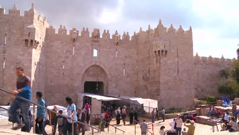 Menschen-Gehen-Aus-Dem-Damaskustor-In-Der-Altstadt-Von-Jerusalem