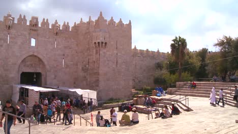 Schwenken-Von-Menschen-Gehen-Aus-Dem-Damaskustor-In-Der-Altstadt-Von-Jerusalem