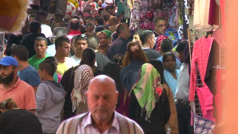 Massen-Von-Menschen-Gehen-Im-Arabischen-Viertel-Der-Altstadt-Von-Jerusalem