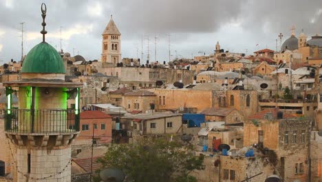 Mezquitas,-Iglesias-Y-Sinagogas-Se-Alinean-En-El-Horizonte-A-Través-De-Un-Barrio-De-La-Ciudad-Vieja-De-Jerusalén-ISRAEL