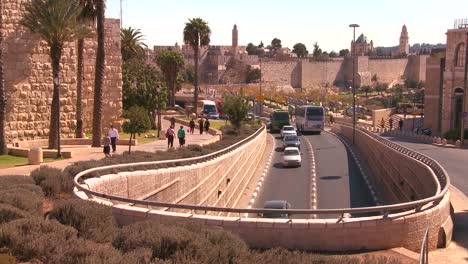 Verkehr-Bewegt-Sich-In-Der-Nähe-Der-Alten-Stadtmauern-Von-Jerusalem-Israel