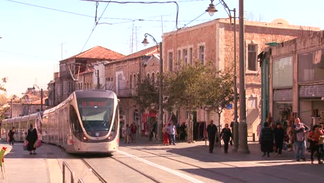 Eine-Elektrische-Straßenbahn-Fährt-Durch-Die-Neue-Stadt-Von-Jerusalem-Israel