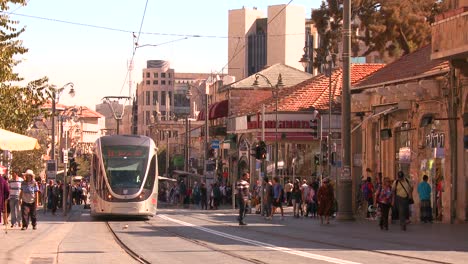 Eine-Elektrische-Straßenbahn-Fährt-Durch-Die-Neue-Stadt-Jerusalem-Israel-1
