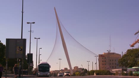 Eine-Riesige-Brücke-In-Form-Einer-Harfe-Begrüßt-Die-Besucher-In-Der-Neustadt-Von-Jerusalem-Israel