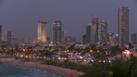 Edificios-Modernos-De-Tel-Aviv,-Israel-De-Noche-Con-Playa-Y-Mar-Cerca-1