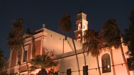 La-Mezquita-De-Jaffa,-Cerca-De-Tel-Aviv,-Israel-En-La-Noche-Con-Palmeras-Soplando