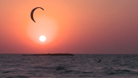 Ein-Windsurfer-Bewegt-Sich-Bei-Sonnenuntergang-An-Einer-Küste-Entlang-4