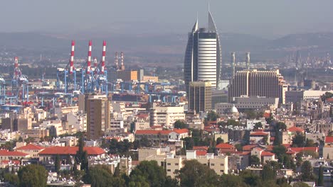 Establecimiento-De-Tiro-Con-Vistas-A-Apartamentos-Y-Edificios-Y-Al-Puerto-De-Haifa,-Israel